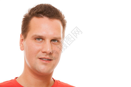 白色背景孤立的英俊青年男子红色T恤的肖像背景图片
