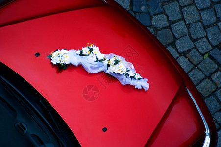 婚礼礼仪用的红色豪华轿车上装饰着鲜花图片