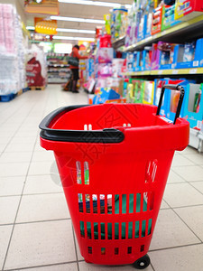 红色购物篮和超市杂货图片