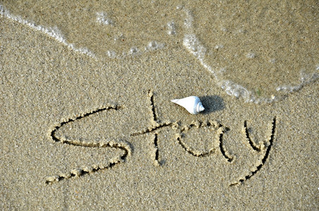 信小贷沙滩上写字贝壳在最上面背景