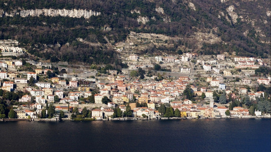 科莫湖意大利夏季风景和海岸上的梅纳吉奥镇图片