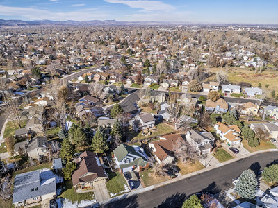 科罗拉多前线山脉一带典型住宅区的城市景点由低飞行无人驾驶机从柯林斯堡的空中观察背景为落基山脉的丘图片