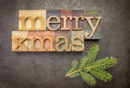 圣诞节Merry圣诞节圣诞节问候或祝愿用古老的纸质印刷木材类型横跨有冲水的粗金属背景图片