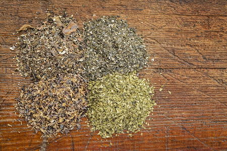 4种底海藻食物补充爱尔兰苔类瓦卡米海生菜和膀胱水龙头在石灰木上图片