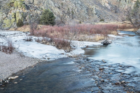 科罗拉多州林斯堡附近天然网关北福克交汇处的冬季CachelaPoudr河冬季风景图片