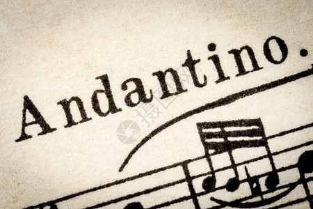 Andantino慢行走音乐节奏古董谱音的宏细节图片