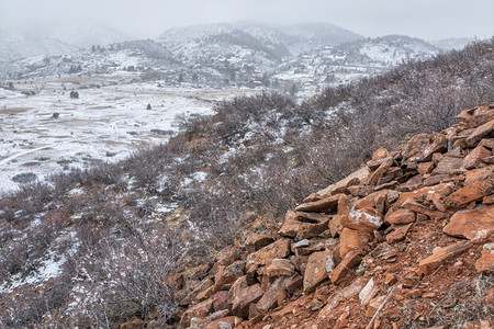 科罗拉多州林斯堡附近的洛里州立公园基山丘陵上暴雪图片