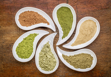 抽象补充营养素 -一种由各粉末组成的催泪水形碗- 可、小麦草马卡根蛋白质海藻明叶图片