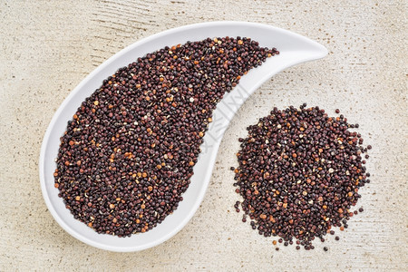 玻利维亚种植的免费黑quinoa谷物与白漆的甘蓝木制成催泪池图片