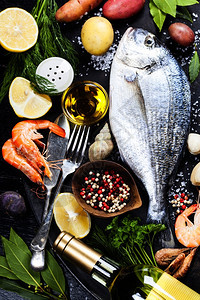 含有芳香药草料和蔬菜的鱼虾健康食物饮或烹饪概念图片