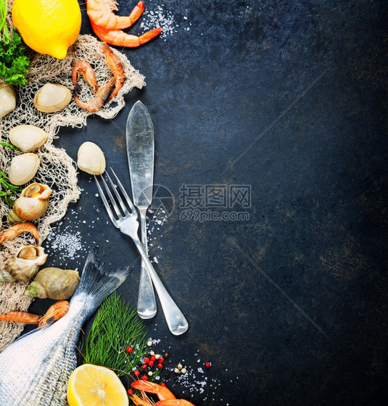 含有芳香药草料和蔬菜的鱼蛤虾健康食物饮或烹饪概念图片