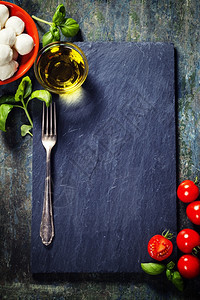 樱桃西红柿巴尔叶马扎里拉奶酪和橄榄油用于羊毛沙拉图片