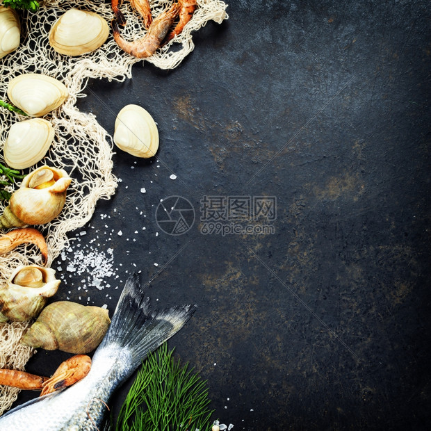 含有芳香药草料和蔬菜的鱼蛤虾健康食物饮或烹饪概念图片