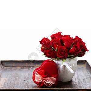 由玫瑰和礼物盒组成的情人节构白色和图片