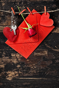 红包钥匙和玫瑰挂在衣物线上图片