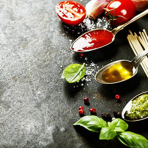 番茄酱橄榄油虫害和意大利面粉意大利传统烹饪图片