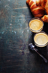 咖啡和羊角面包早餐图片