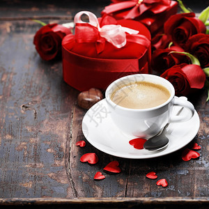 配有咖啡玫瑰和木背景礼品盒的情人节构成图片