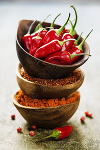 红辣椒和草药及香料木制背景烹饪或辣食品概念图片