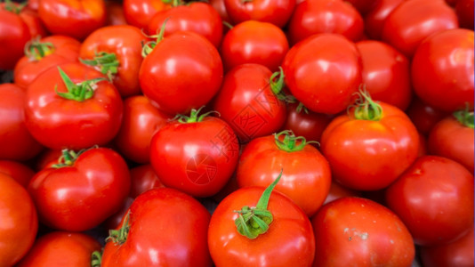 红西番茄在市场上销售新鲜成熟的西红番茄图片
