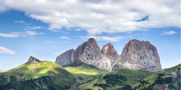 萨索隆戈山峰全景意大利多洛米人图片