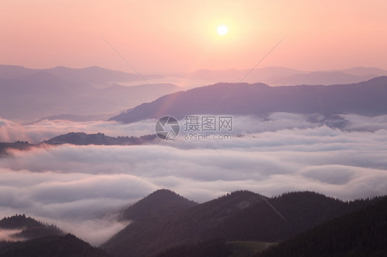 日出在多云的山脊上图片