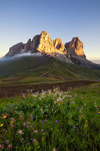 日出时萨索隆戈山峰意大利多洛米人图片