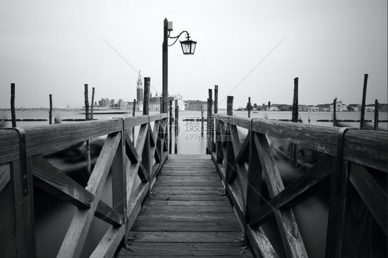 威尼斯海滨的黑白照片意大利威尼斯图片