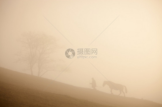 山上的人马和背影喀尔巴阡山乌克兰图片