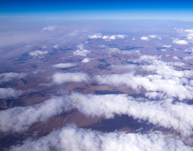 空中天和云层背景图片