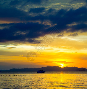 热带海中的日出图片
