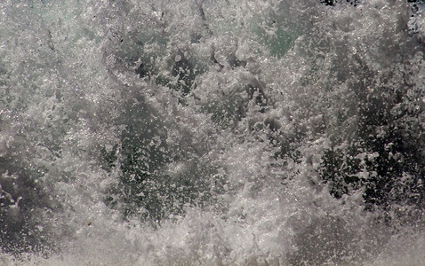 正在蒸汽的大西洋海浪地下暴风雨水域图片