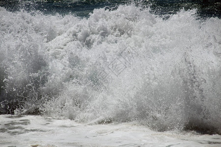 正在蒸汽的大西洋海浪地下暴风雨水域图片