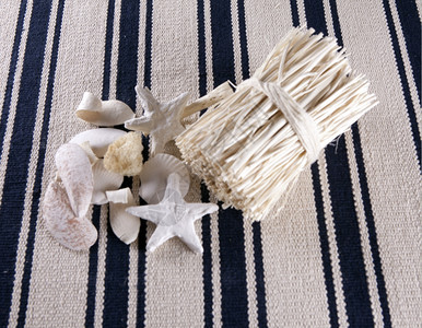 美丽的海星拼图贝壳稻草捆绑在旧的复古地毯上图片