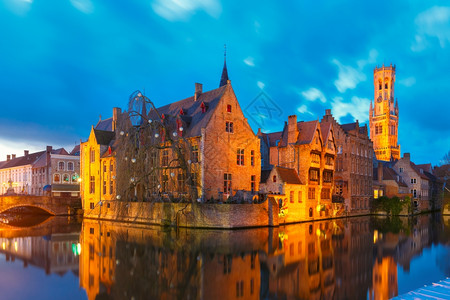 位于比利时布鲁日落分RozenhoedkaaiQuayRosary的中世纪童话镇和Belfort塔图片