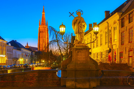 在比利时布鲁日落以中世纪童话运河圣尼波穆克桥觉迪弗和圣母教堂的景象城市图片