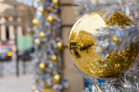 在法国巴黎圣诞装饰街头的金闪亮球图片