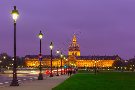 法国巴黎夜间照明期的残疾者图片