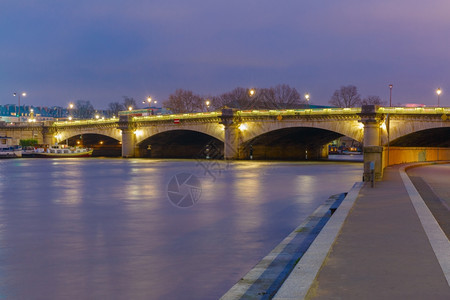 法国巴黎夜间照明灯光的美丽景色图片