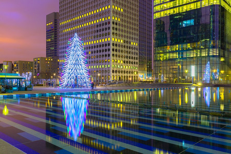 在法国巴黎曼哈顿的法国防大楼摩天中圣诞树图片