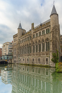 比利时根特运河附近的中世纪杰拉尔德城堡图片
