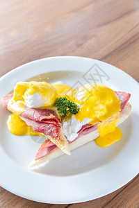 蛋本尼迪克特早餐烤的英国松饼火腿偷鸡蛋配黄油辣椒酱图片