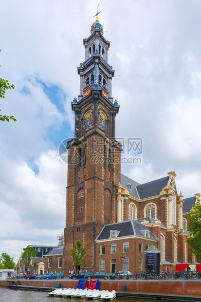 荷兰阿姆斯特丹运河和教堂Westerkerk船只和自行车市风景图片