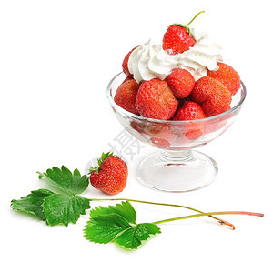 将草莓和奶油放在碗里以白色背景隔绝图片
