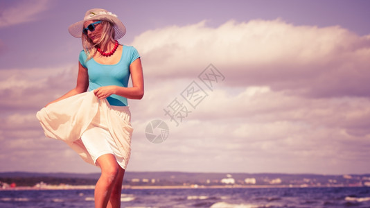 假期旅行和自由概念穿着夏衣的漂亮女孩在海滩上奔跑年轻女在海上休闲愉快图片