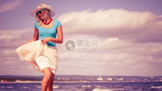 假期旅行和自由概念穿着夏衣的漂亮女孩在海滩上奔跑年轻女在海上休闲愉快图片