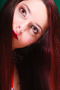 头发皮肤和化妆品概念长的黑发直女人化妆面部分脸工作室拍摄图片