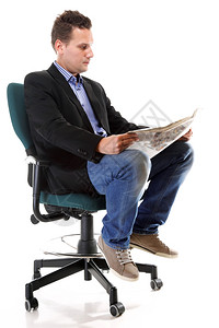 坐在椅子上看白种背景孤立的报纸全薪商人图片