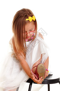 可爱小女孩穿上自己的鞋图片