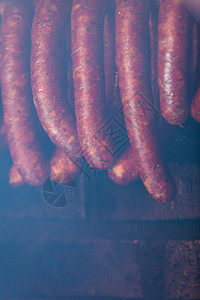 传统食物家用烟熏香肠肉挂在家用烟屋里高清图片